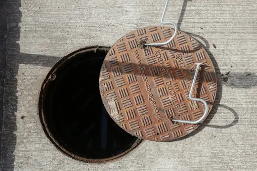 High-pressure jetting equipment for drain unblocking
